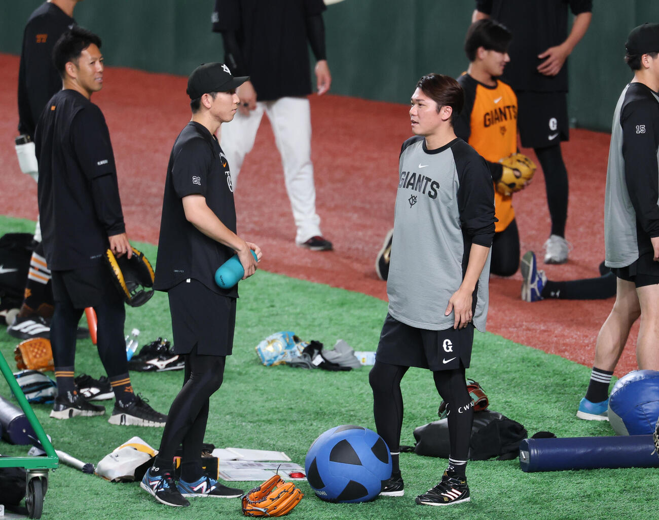 巨人対オリックス　練習前、話をする巨人戸郷翔征（左）と坂本勇人（撮影・増田悦実）