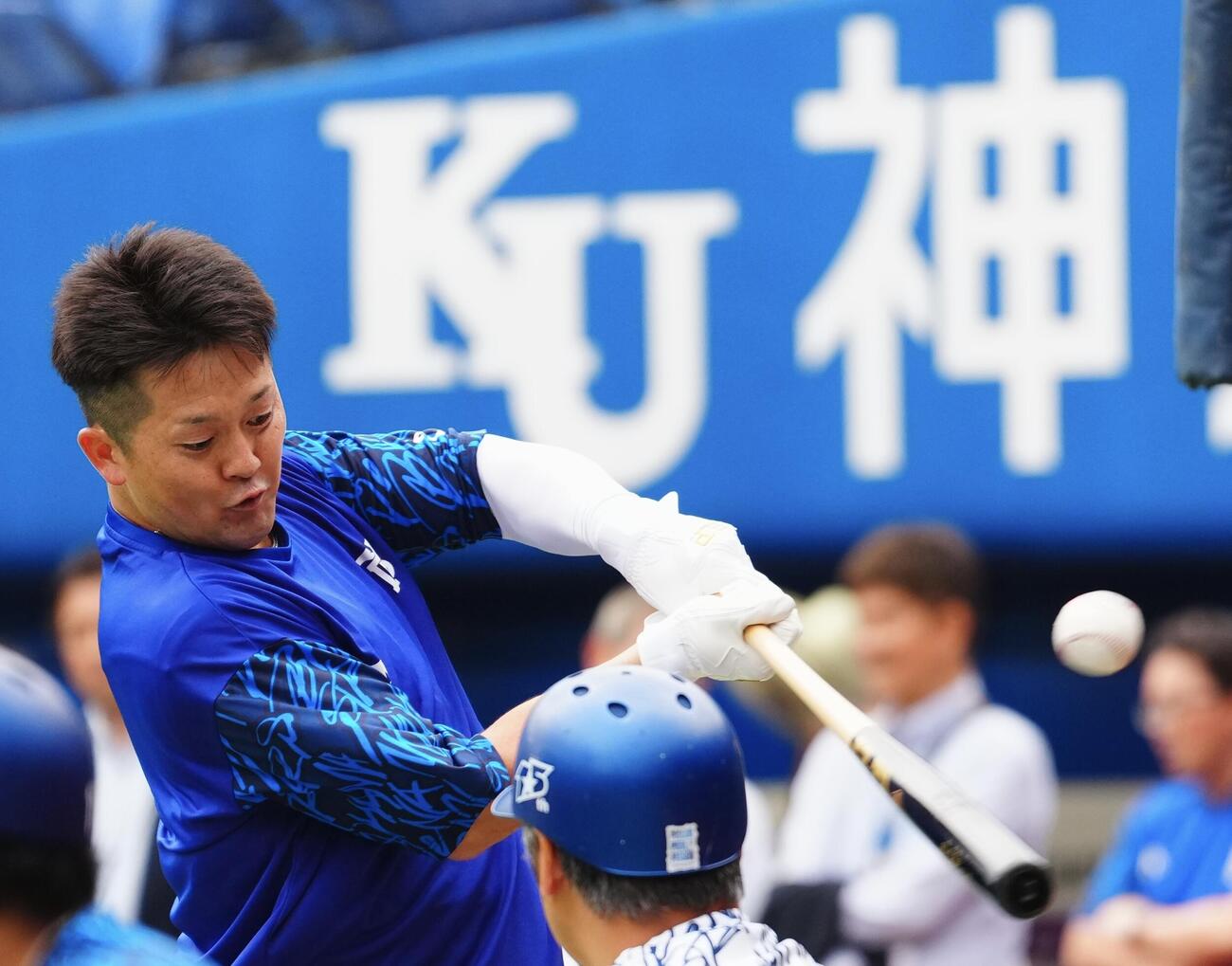 交流戦　DeNA対楽天　試合前打撃練習に臨むDeNA牧秀悟（撮影・垰建太）