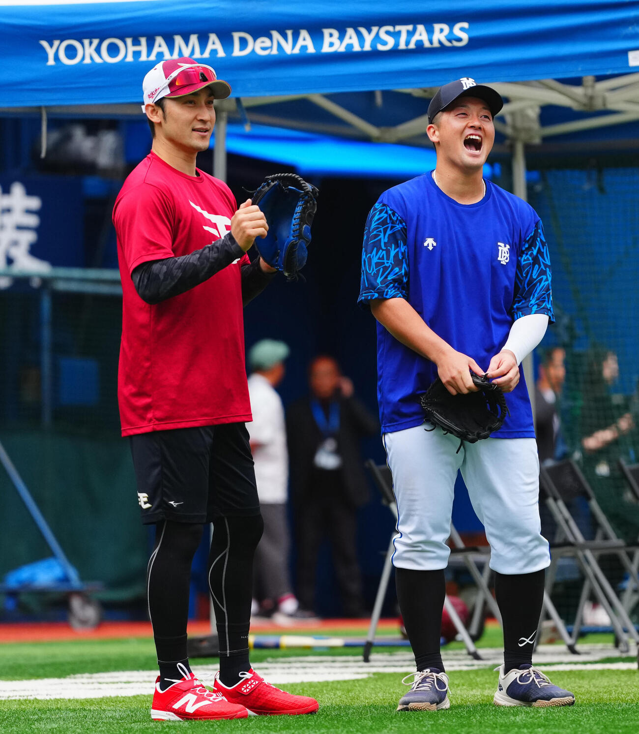 DeNA対楽天　試合前に言葉を交わすDeNA牧秀悟（右）と楽天伊藤光（撮影・垰建太）