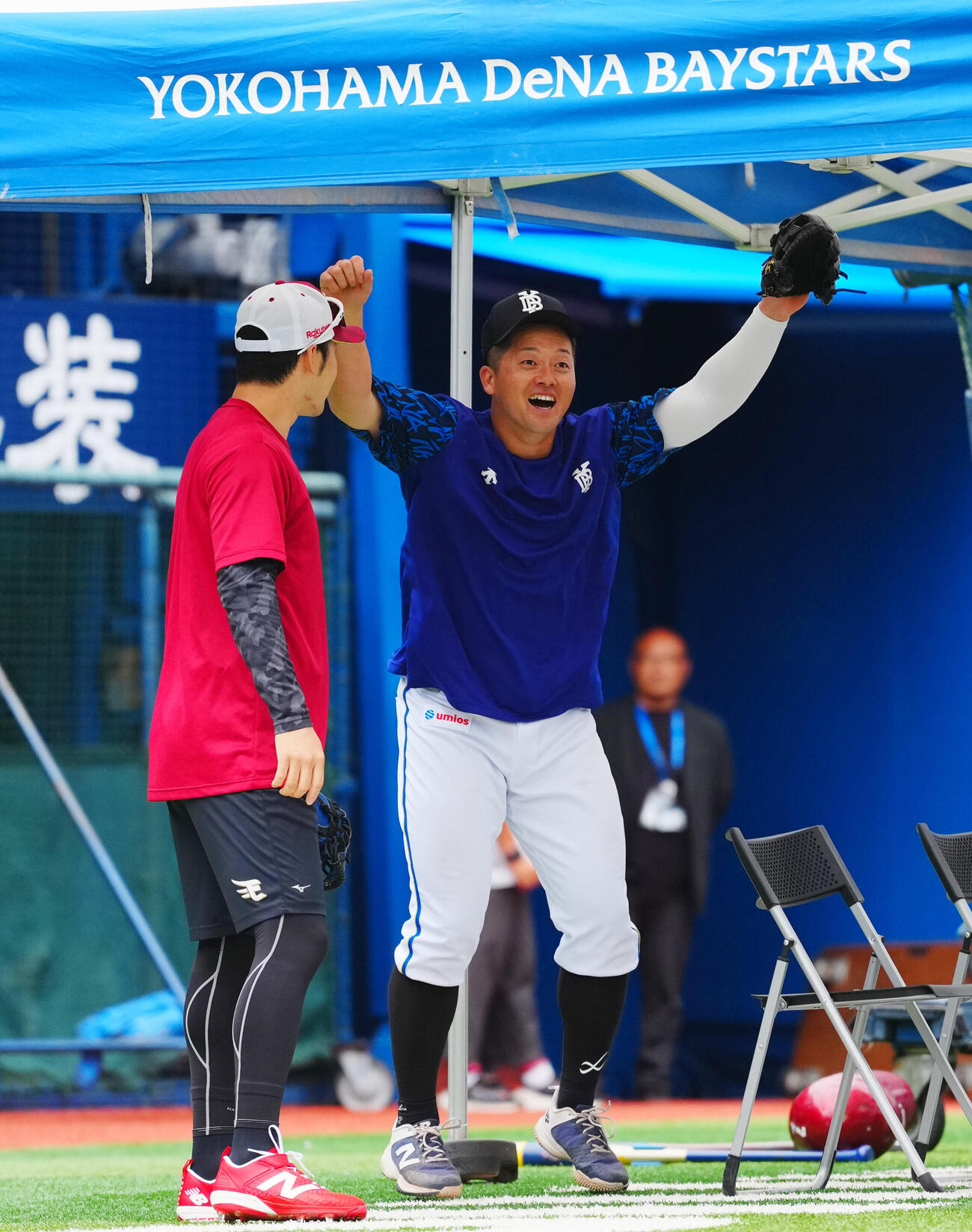 DeNA対楽天　試合前に言葉を交わすDeNA牧秀悟（右）と楽天伊藤光（撮影・垰建太）