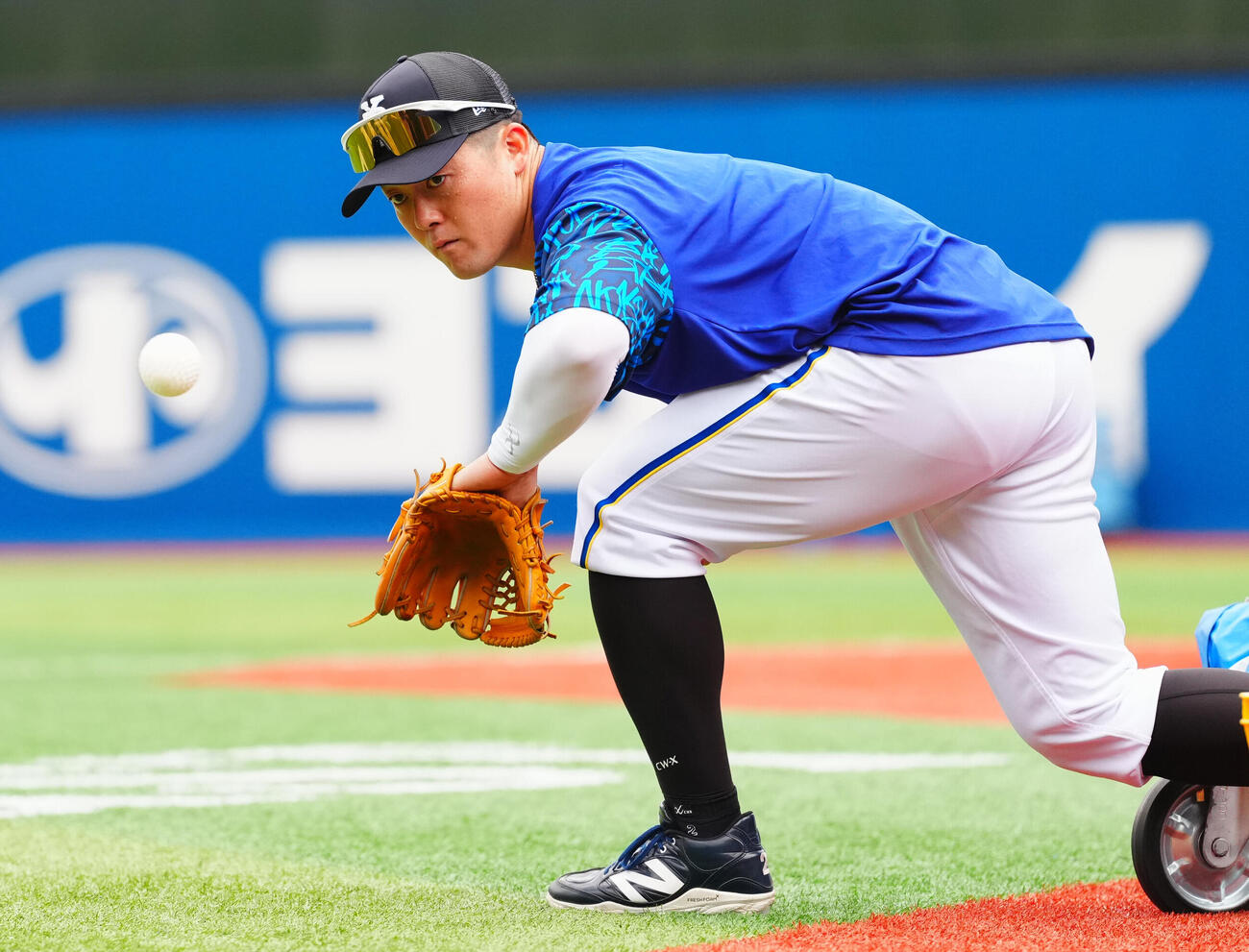 DeNA対楽天　試合前練習に臨むDeNA牧秀悟（撮影・垰建太）