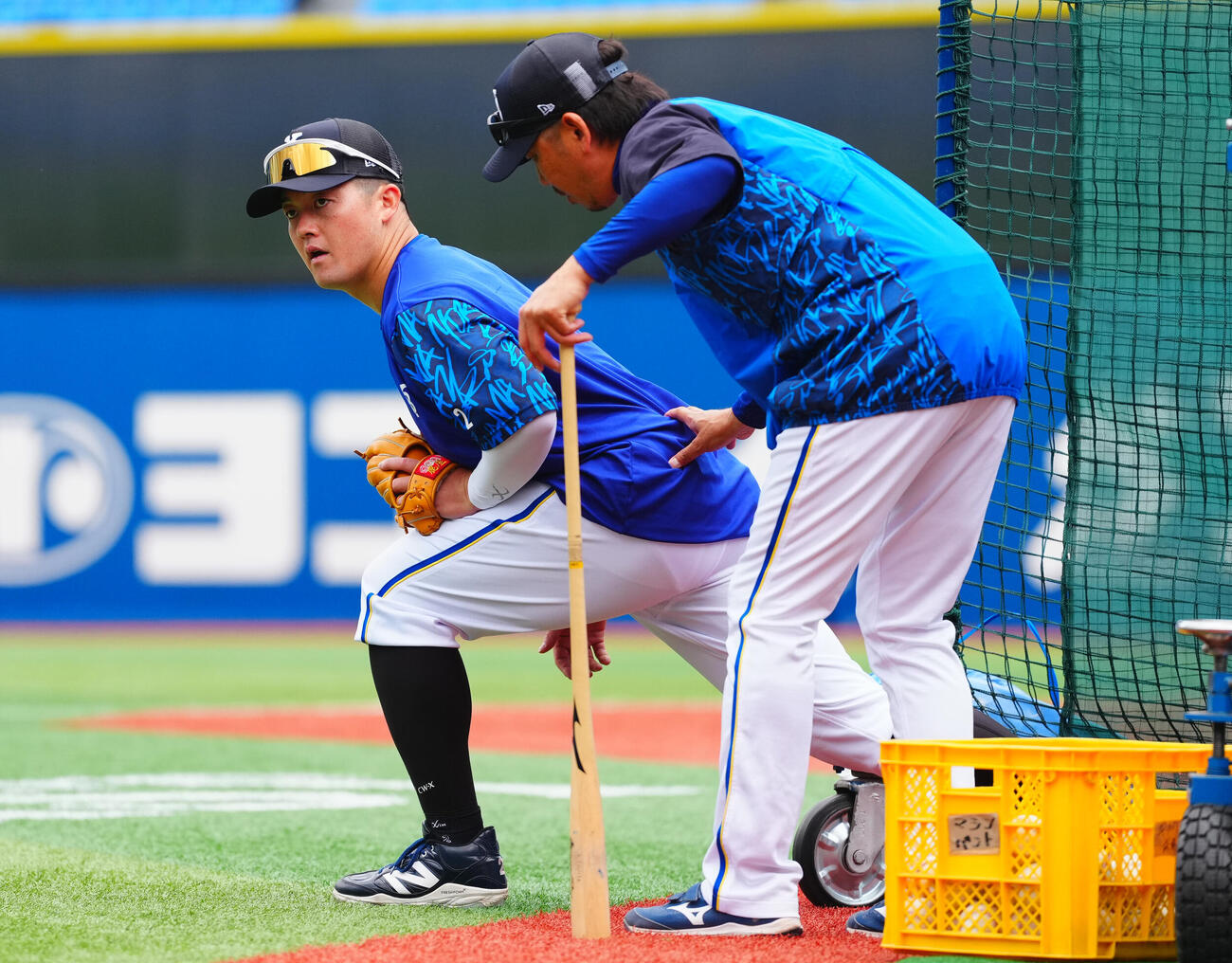 DeNA対楽天　藤田一也コーチ（右）の指導を受けながら練習に臨むDeNA牧秀悟（左）（撮影・垰建太）