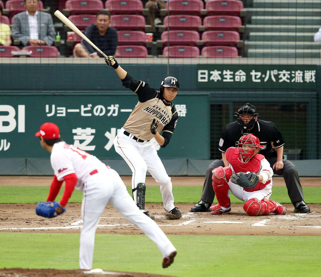 広島対日本ハム　2回表日本ハム無死、右翼線に二塁打を放つ大谷。投手野村（2013年6月撮影）