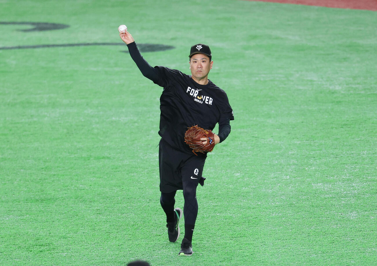 巨人対オリックス　キャッチボールをする巨人田中将大（撮影・増田悦実）