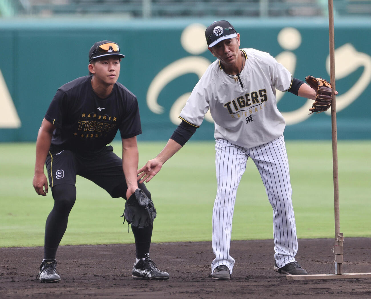 阪神対西武　阪神立石正広は田中秀太コーチに指導を受ける（撮影・西尾就之）