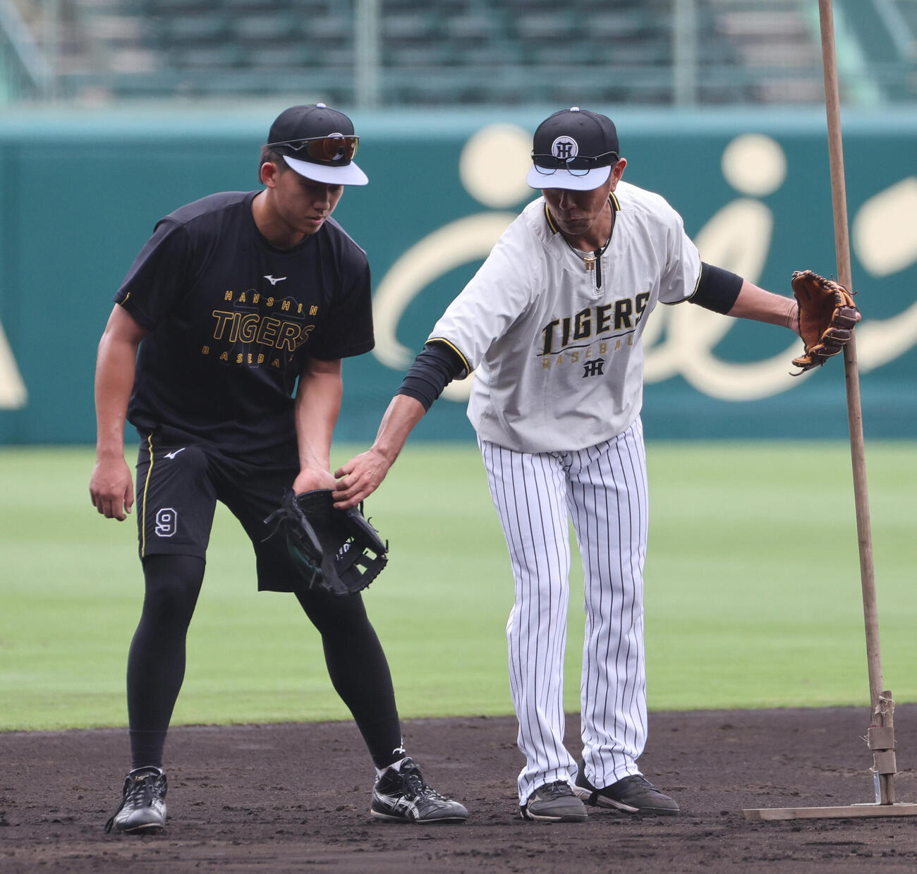 阪神対西武　阪神立石正広は田中秀太コーチに指導を受ける（撮影・西尾就之）