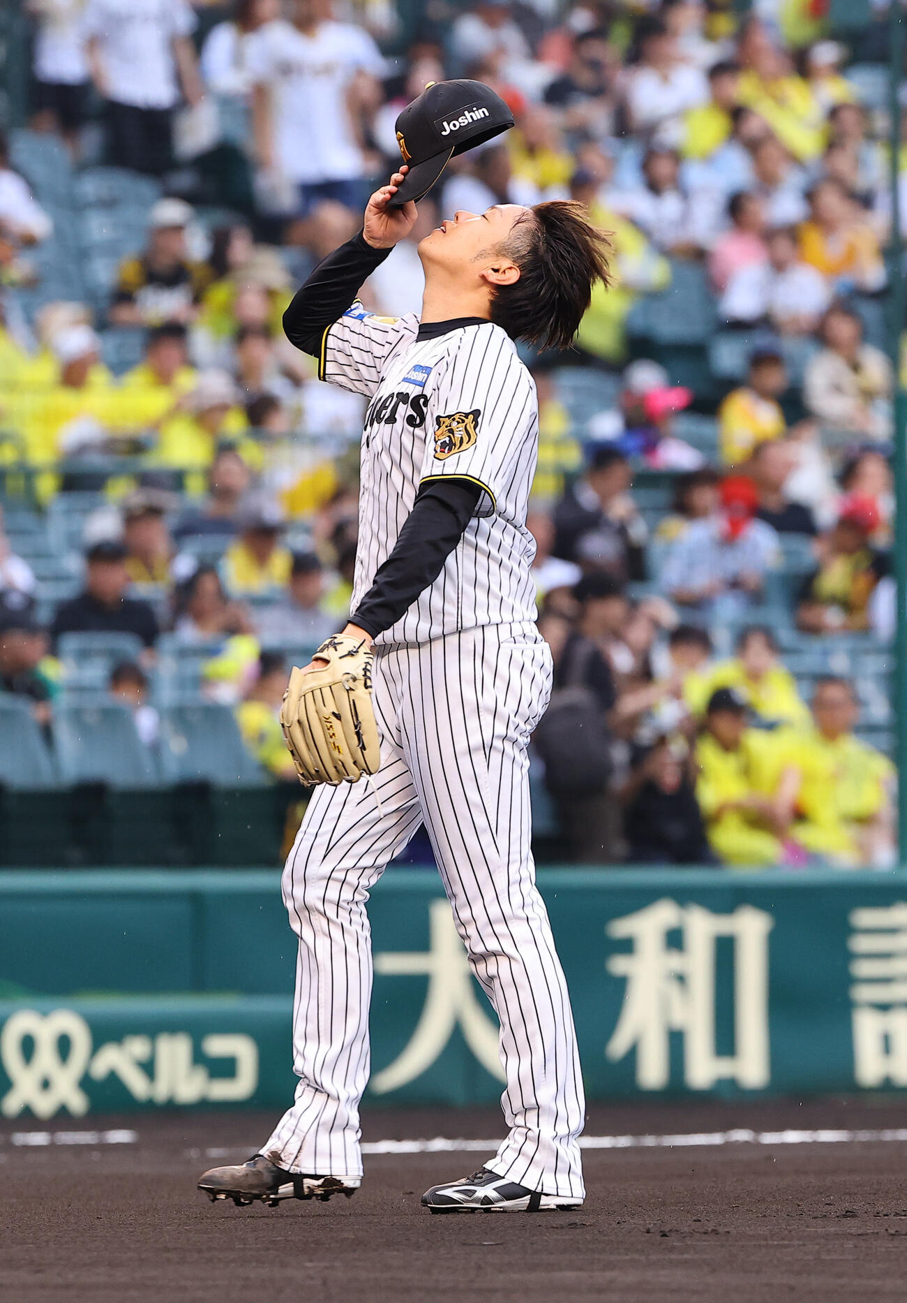 阪神対西武　1回表西武1死一、三塁、ネビン（中央）の犠飛で先制を許した西勇輝（撮影・上田博志）