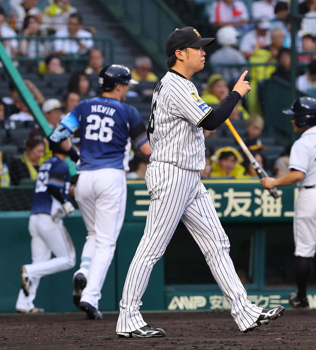 阪神対西武　1回表西武1死一、三塁、ネビン（中央）の犠飛で先制を許した西勇輝（撮影・上田博志）