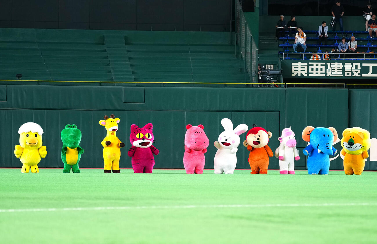 巨人対オリックス　試合前、東京ドームに来場した「たべっ子どうぶつ」のキャラクターたち（撮影・江口和貴）