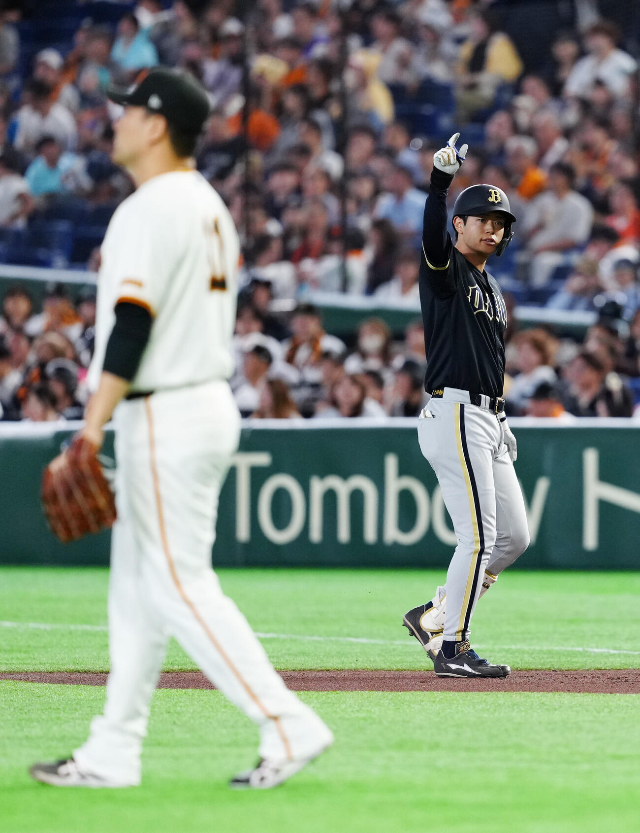 巨人対オリックス　1回表オリックス2死二塁、田中将大（手前）から先制適時打を放った太田椋（撮影・江口和貴）