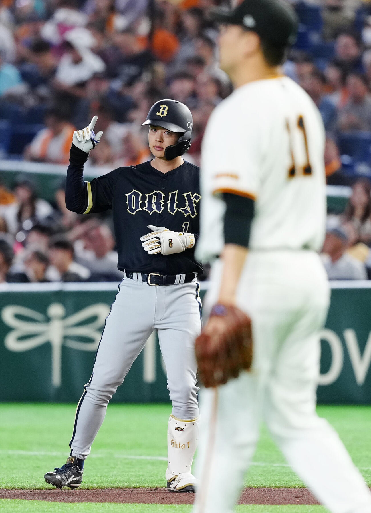 巨人対オリックス　1回表オリックス2死二塁、田中将大（手前）から先制適時打を放った太田椋（撮影・江口和貴）