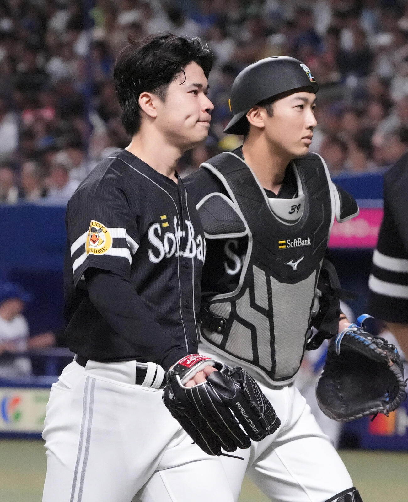 中日対ソフトバンク　山本祐大（右）と言葉を交わしベンチへ戻るソフトバンク先発の松本晴（2026年6月3日撮影）