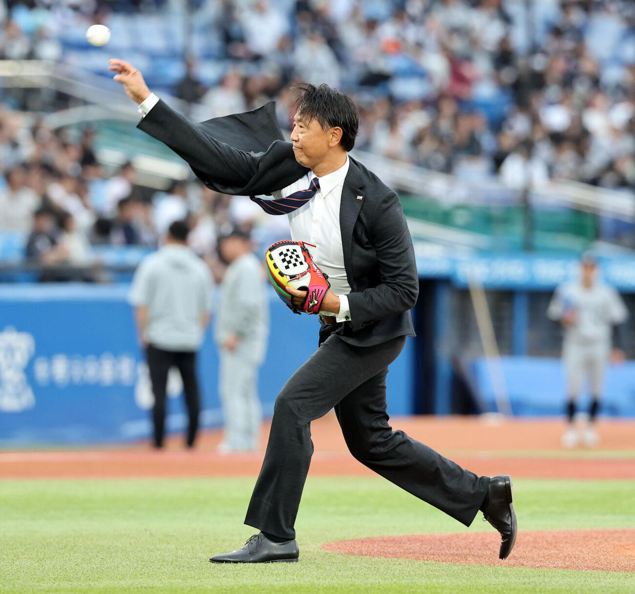 ヤクルト対ロッテ　始球式を務めるヤクルト伊藤智仁チーフ投手コーチ（撮影・浅見桂子）