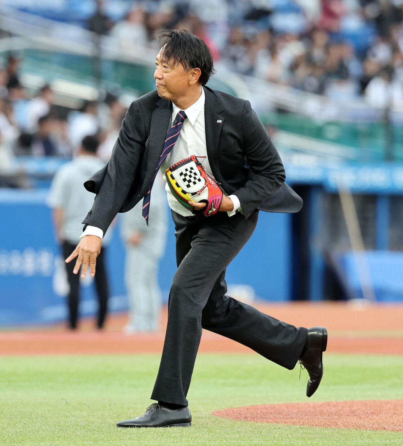ヤクルト対ロッテ　始球式を務めるヤクルト伊藤智仁チーフ投手コーチ（撮影・浅見桂子）