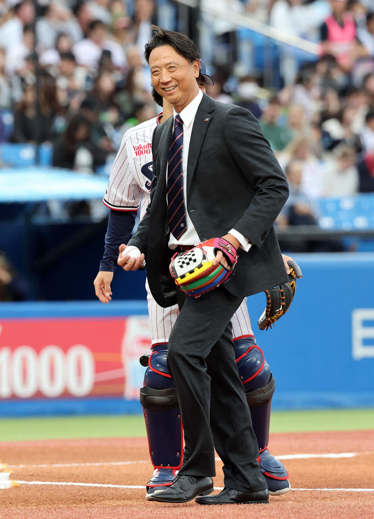 ヤクルト対ロッテ　始球式を務め笑顔のヤクルト伊藤智仁チーフ投手コーチ（撮影・浅見桂子）