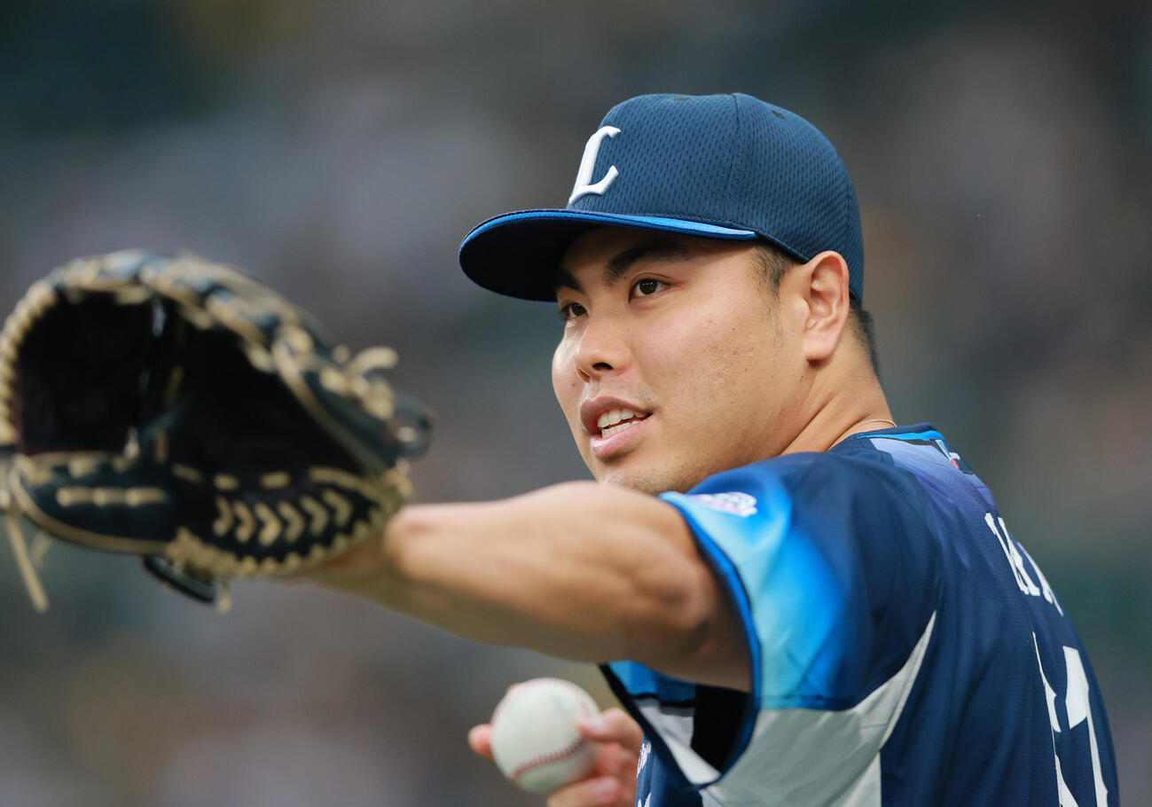 阪神対西武　初回の投球を前にベンチ前で投球練習する西武先発の平良海馬（撮影・上山淳一）
