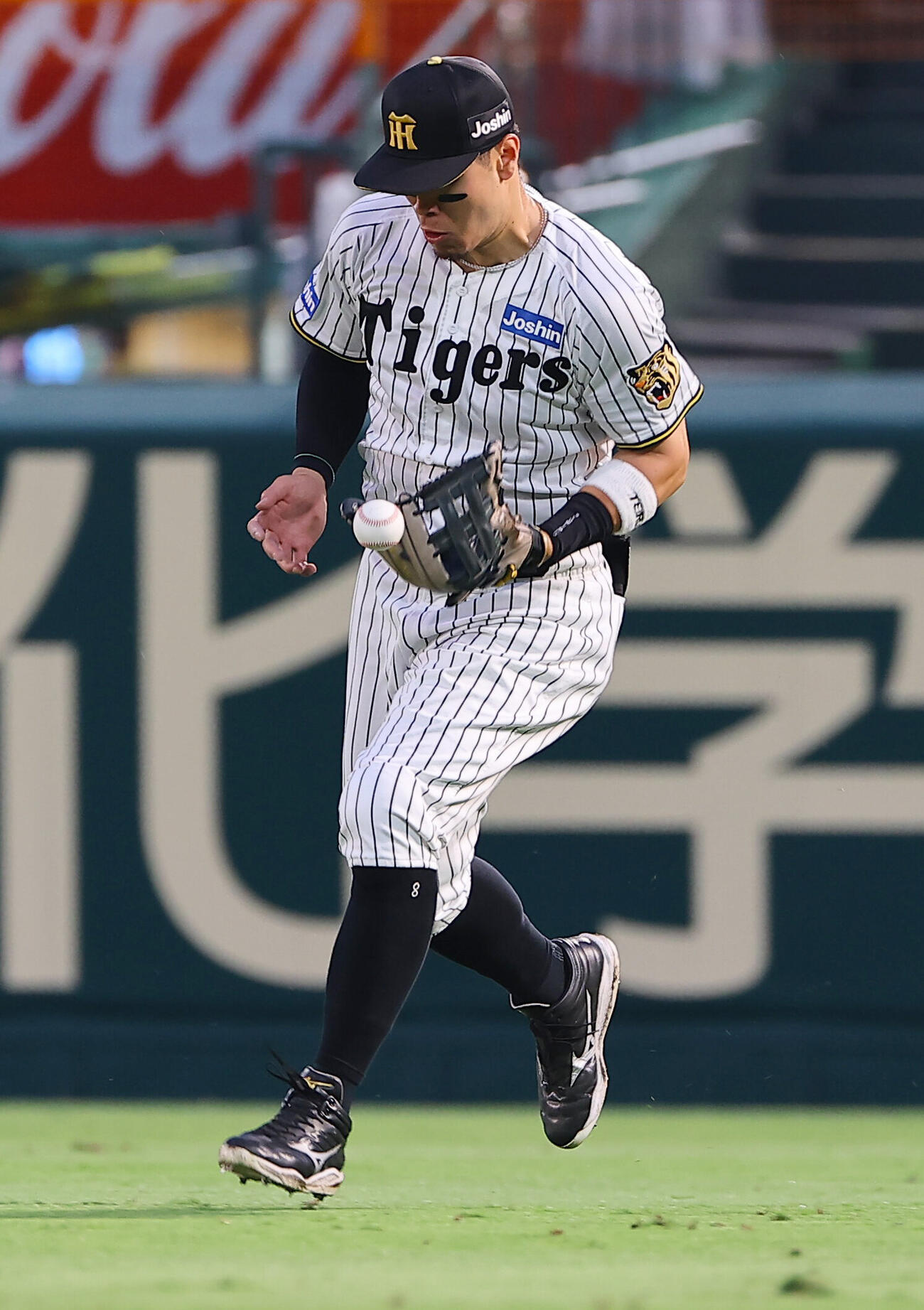 阪神対西武　4回表西武1死二、三塁、佐藤輝明は西川愛也の打球をファンブルする（撮影・上田博志）