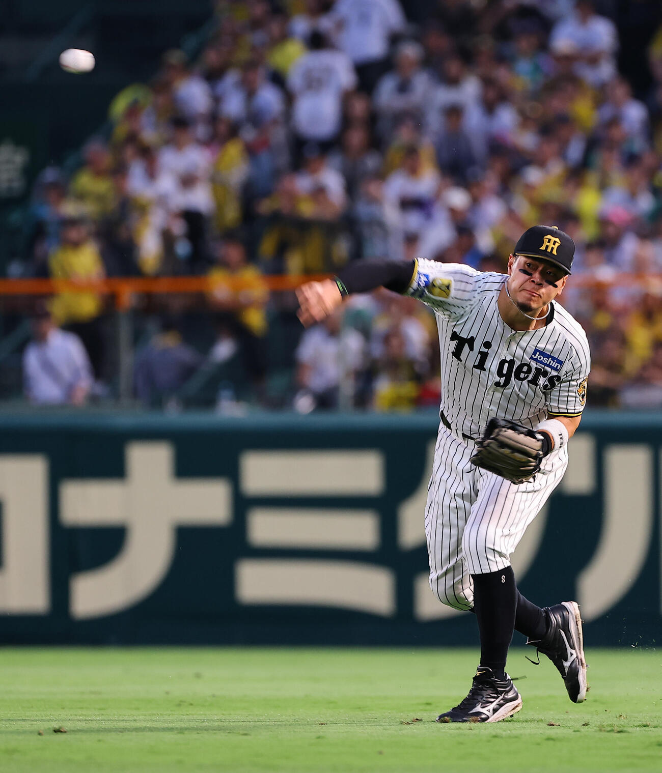 阪神対西武　4回表西武1死二、三塁、佐藤輝明は西川愛也の打球を本塁へ悪送球する（撮影・上田博志）