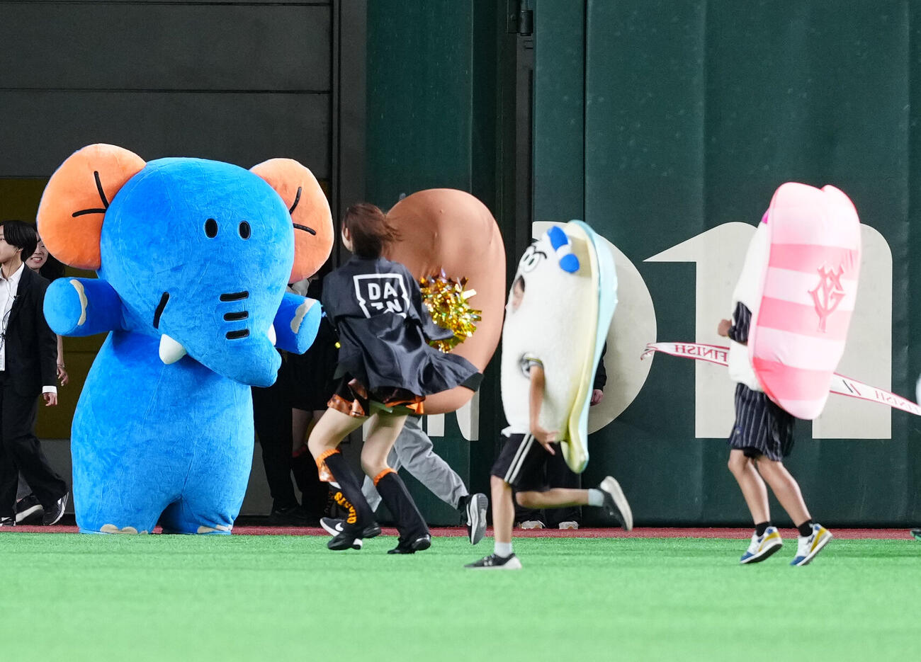 巨人対オリックス　4回表終了後の「すしレース」は、アナゴが制する（撮影・江口和貴）