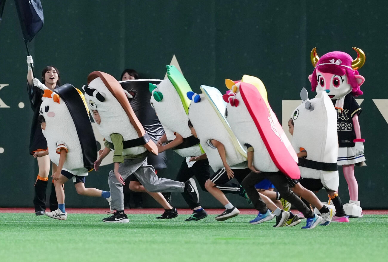 巨人対オリックス　4回表終了後の「すしレース」は、アナゴが制する（撮影・江口和貴）