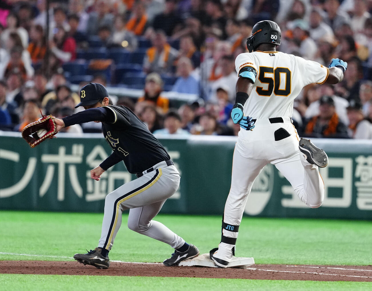 巨人対オリックス　5回裏巨人無死、遊撃内野安打とするフリアン・ティマ（右）（撮影・江口和貴）