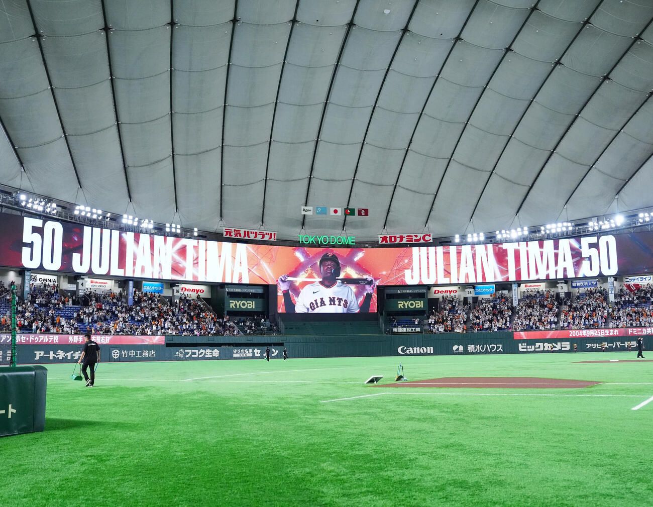 巨人対オリックス　試合前、7番一塁手で先発出場をビジョンで伝えられる巨人フリアン・ティマ（撮影・江口和貴）