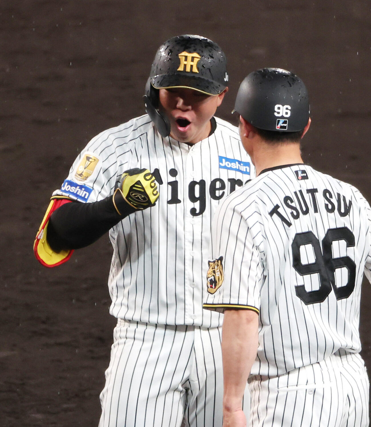 阪神対西武　5回裏阪神2死二塁、代打嶋村麟士朗は適時打を放ちベンチに向かって吠える（撮影・西尾就之）
