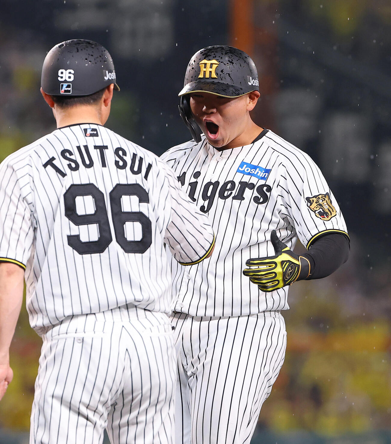 阪神対西武　5回裏阪神2死二塁、適時打を放った嶋村麟士朗は雄たけびを上げる（撮影・上田博志）