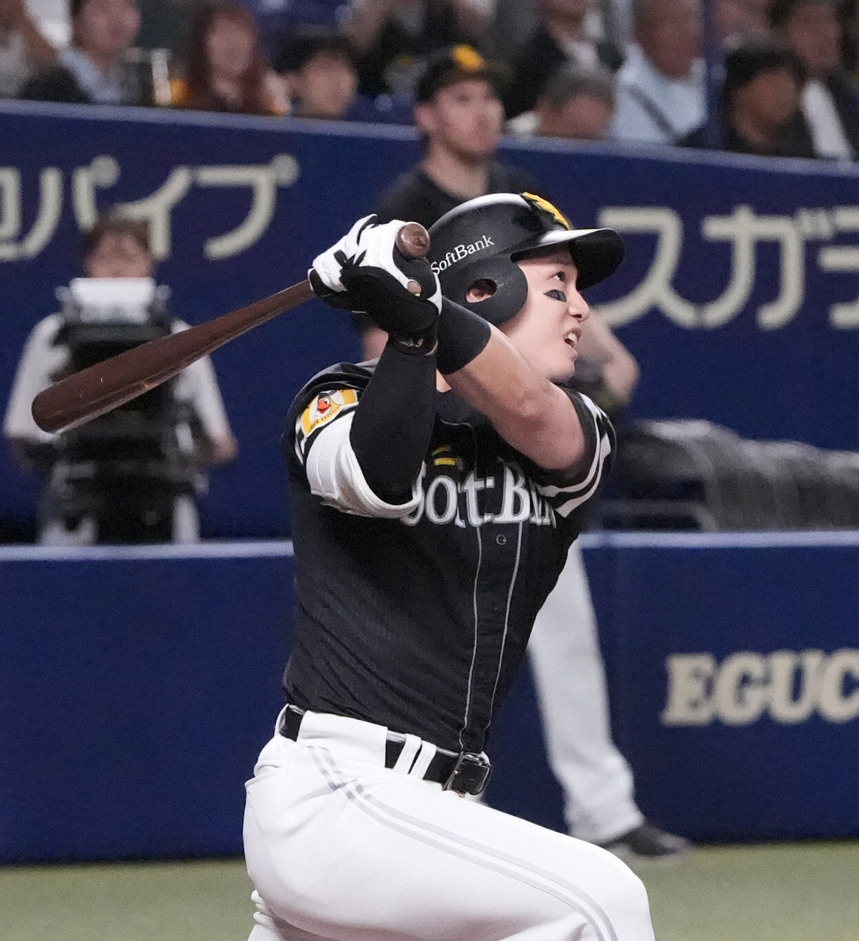 中日対ソフトバンク　1回表ソフトバンク2死三塁、2点本塁打を放つ栗原陵矢（撮影・森本幸一）