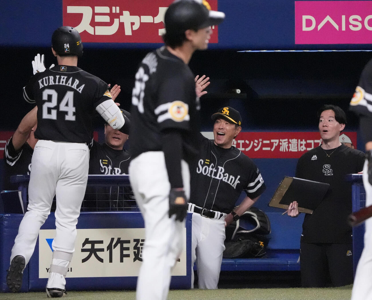 中日対ソフトバンク　1回表ソフトバンク2死三塁、小久保裕紀監督（右から2人目）は2点本塁打を放った栗原陵矢を迎える（撮影・森本幸一）