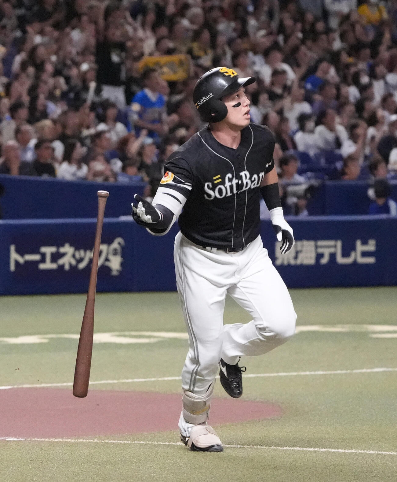 中日対ソフトバンク　1回表ソフトバンク2死三塁、2点本塁打を放つ栗原陵矢（撮影・森本幸一）