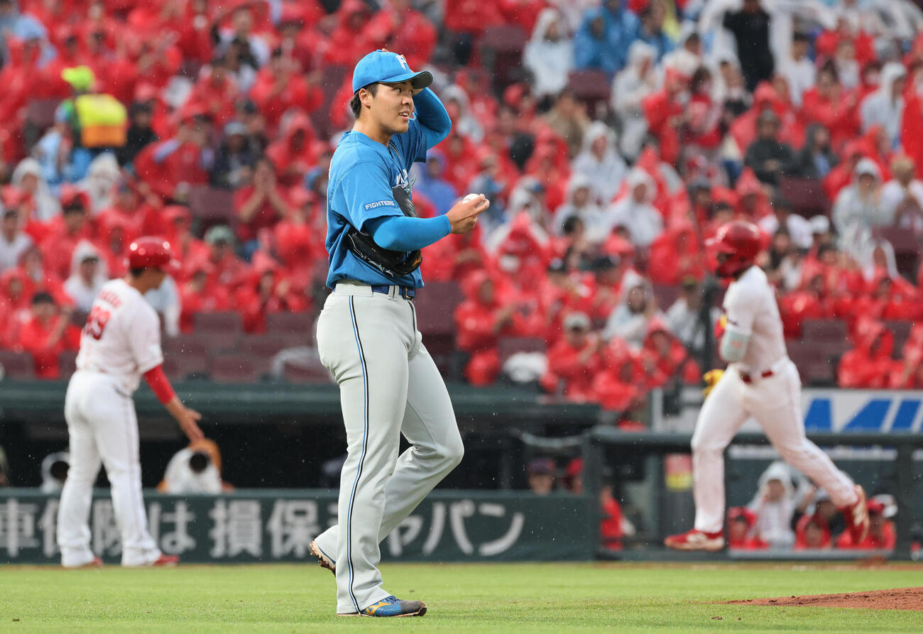 広島対日本ハム　2回裏広島1死、サンドロ・ファビアンに先制左越え本塁打を浴びた日本ハム先発の柴田獅子（撮影・加藤孝規）