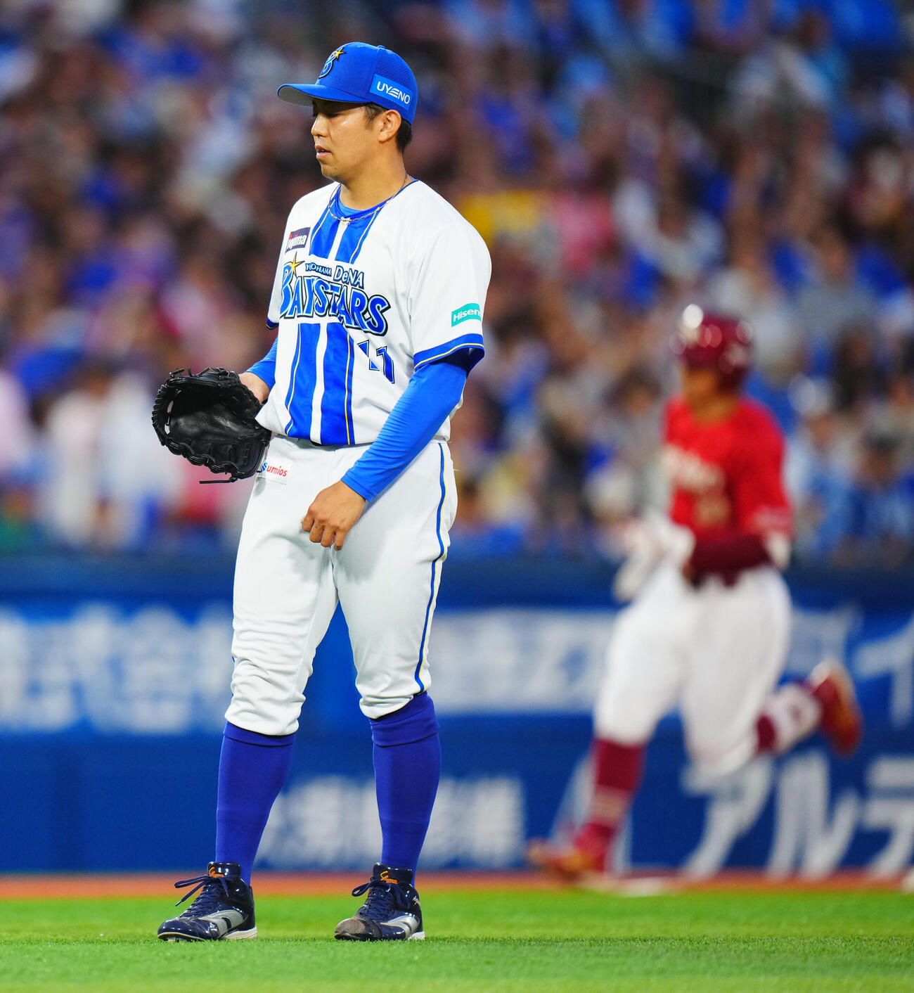 DeNA対楽天　1回表楽天無死、佐藤直樹（右）に先制ソロ本塁打を浴びぼうぜんとする東克樹（撮影・垰建太）