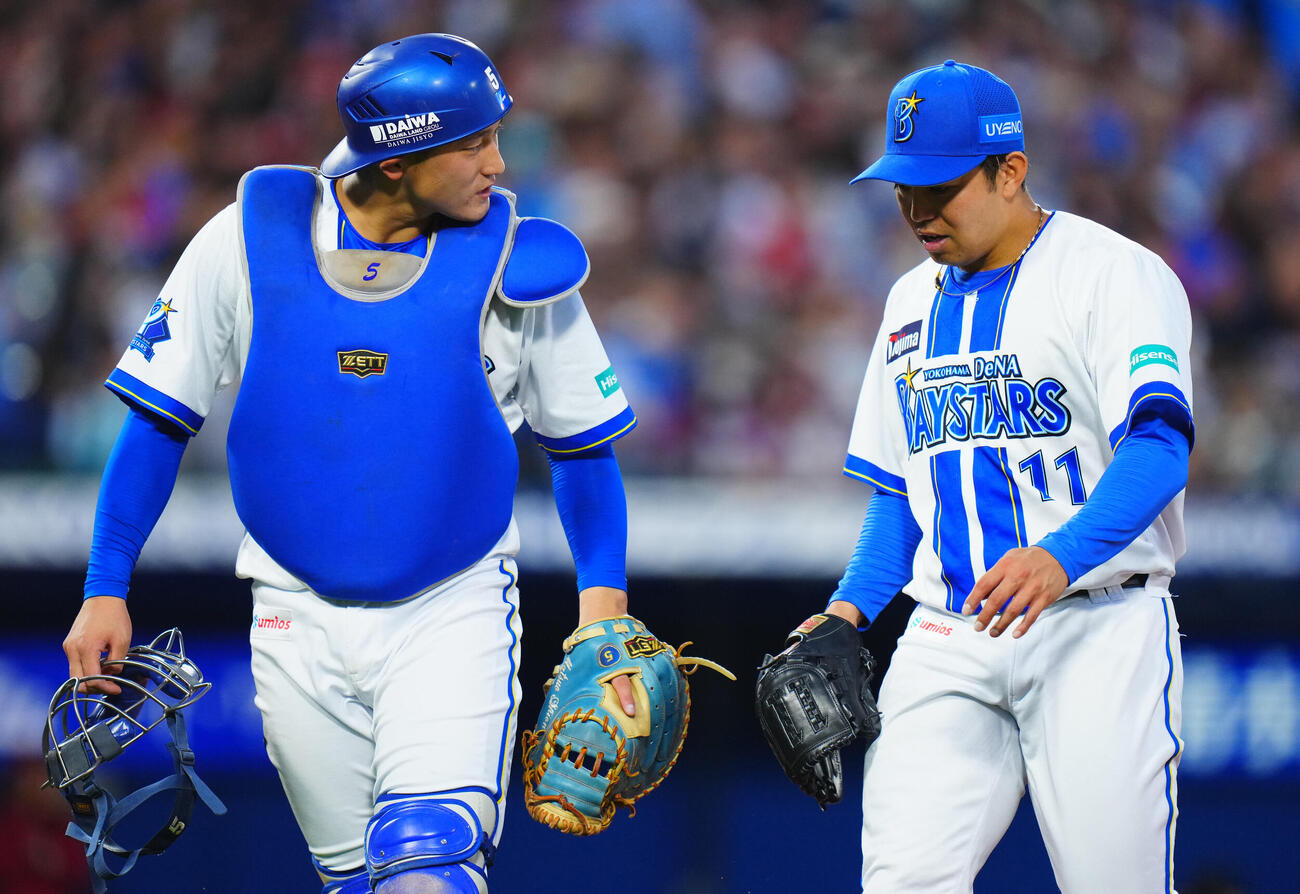 DeNA対楽天　1回表の登板を終え4失点のDeNA東克樹（右）と松尾汐恩は言葉を交わす（撮影・垰建太）