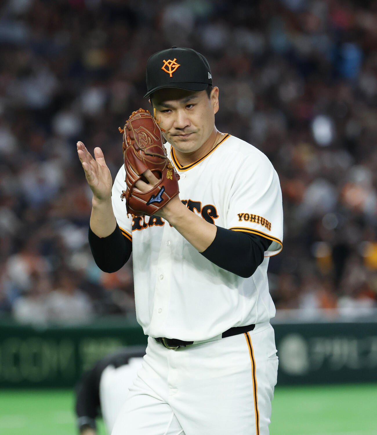 巨人対オリックス　7回表を無失点に抑え拍手をする田中将大（撮影・増田悦実）