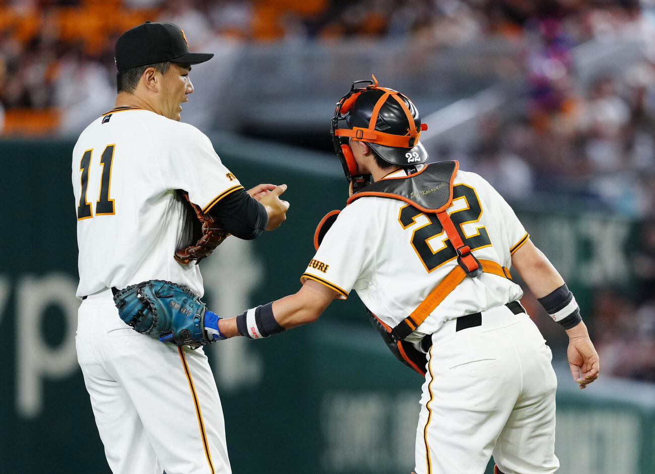 巨人対オリックス　1回、マウンドで言葉を交わす巨人先発田中将大（左）と捕手小林誠司（撮影・江口和貴）