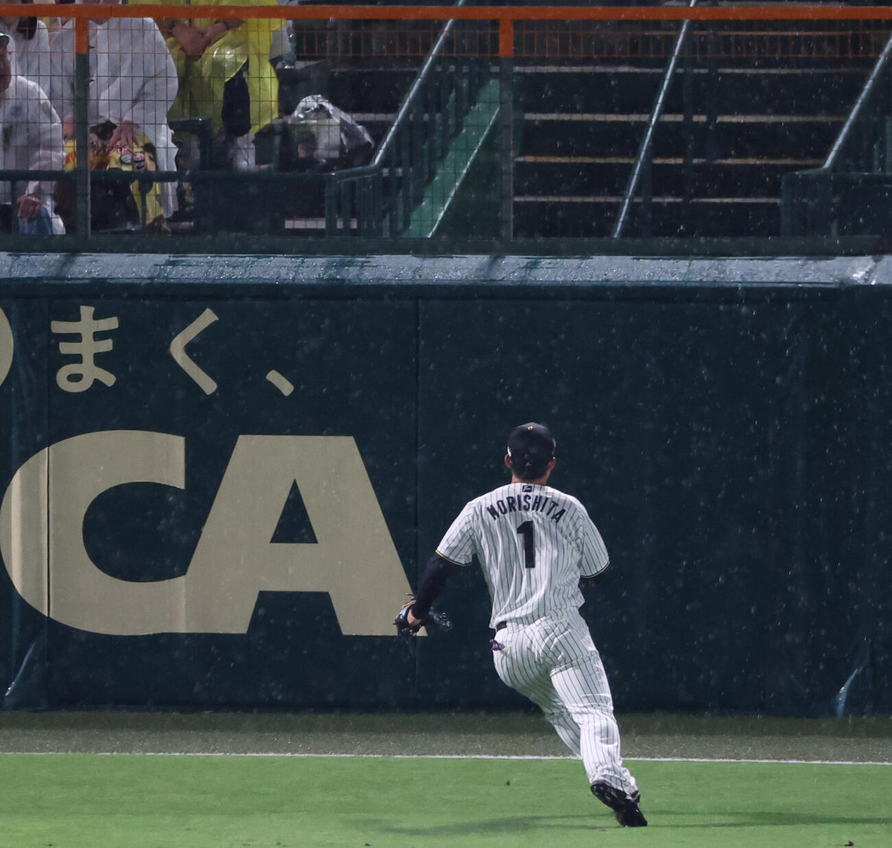 阪神対西武　6回表西武1死一塁、左翼手森下翔太は渡部の打球を捕れるふりをして足止めをかけようとするが、引っかからず走者は生還（撮影・西尾就之）