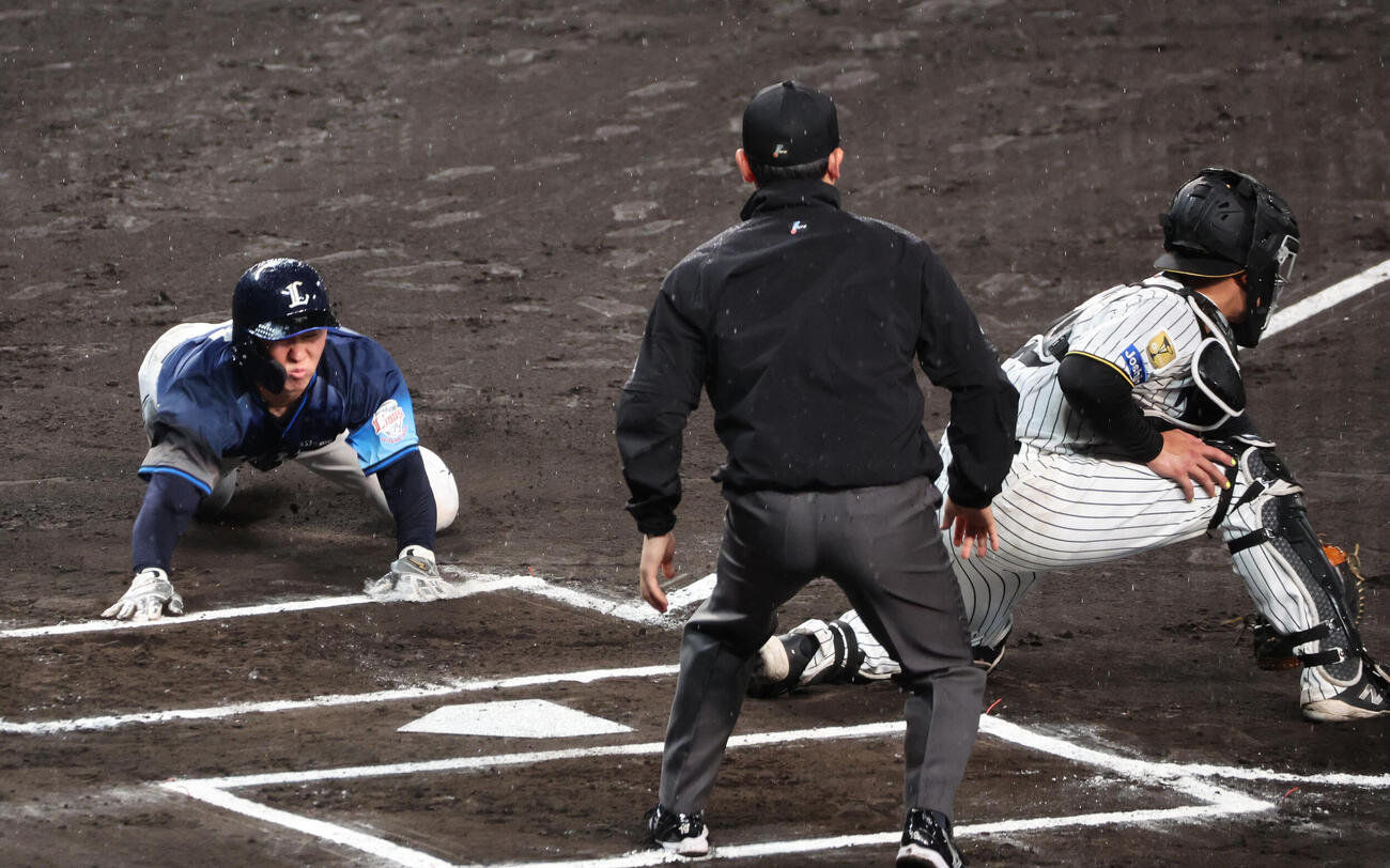 阪神対西武　6回表西武1死一塁、渡部聖弥の打球で、生還左翼手森下のフェイクに引っかからず、一走小島大河は（撮影・西尾就之）