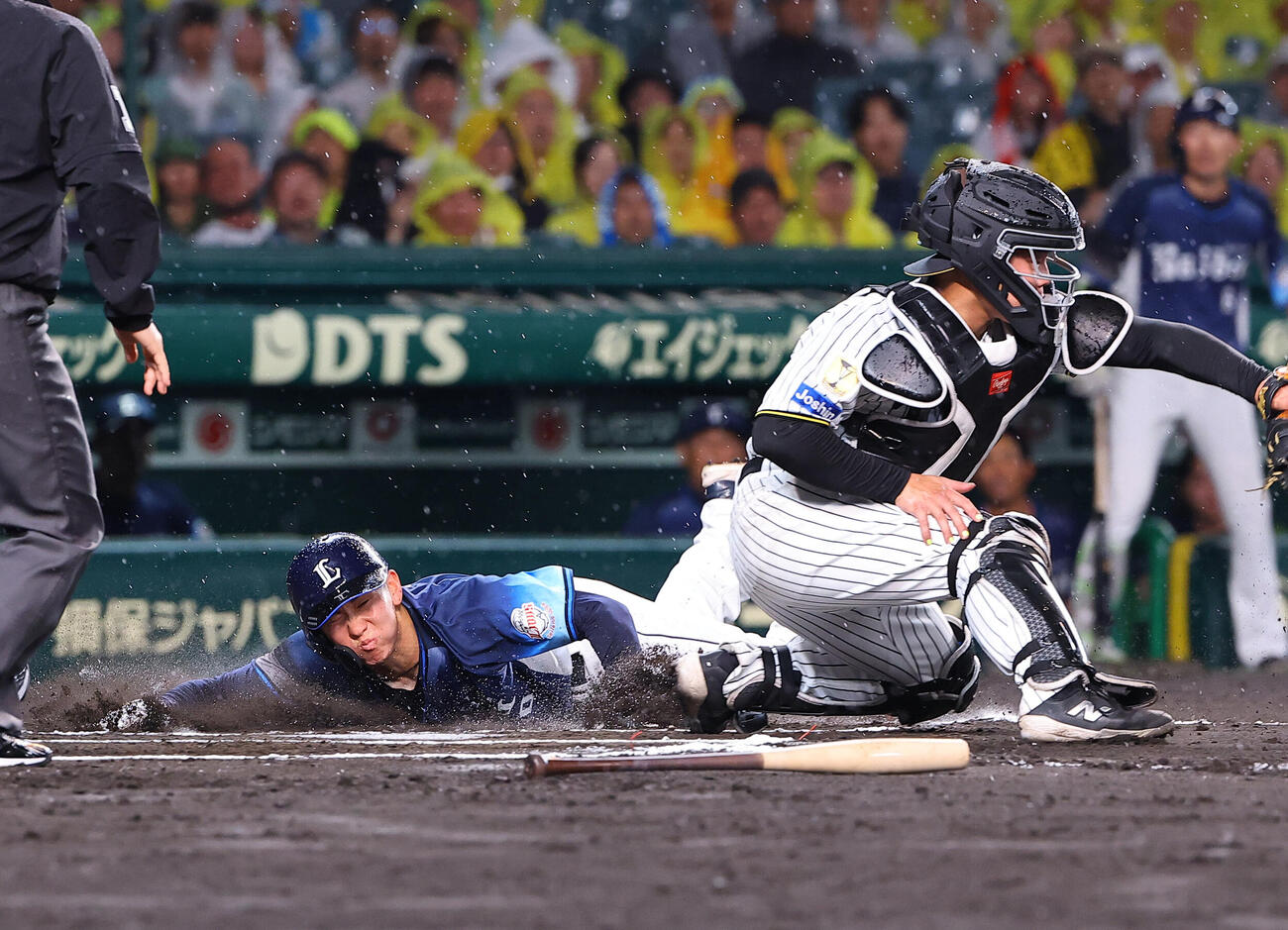 阪神対西武　6回表西武1死一塁、小島大河は渡部聖弥の適時二塁打で生還する（撮影・上田博志）