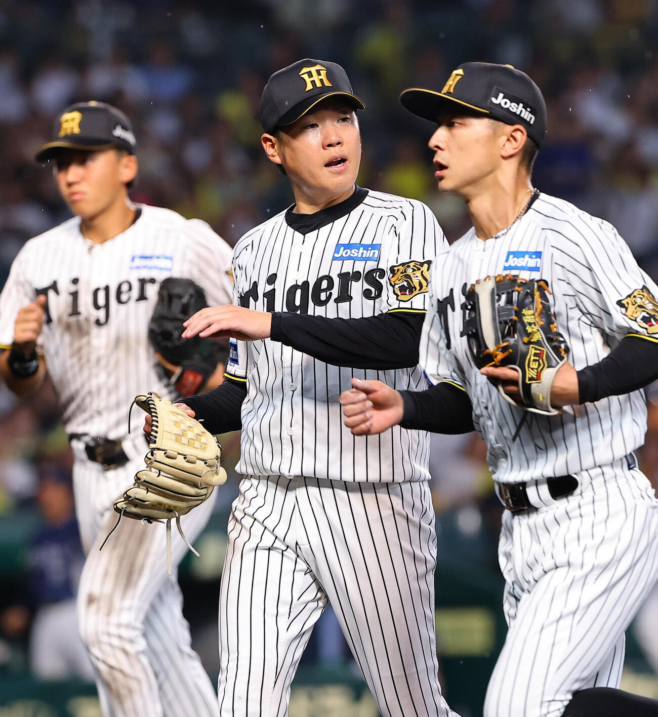 阪神対西武　西勇輝（中央）は4回3失点で降板する（撮影・上田博志）