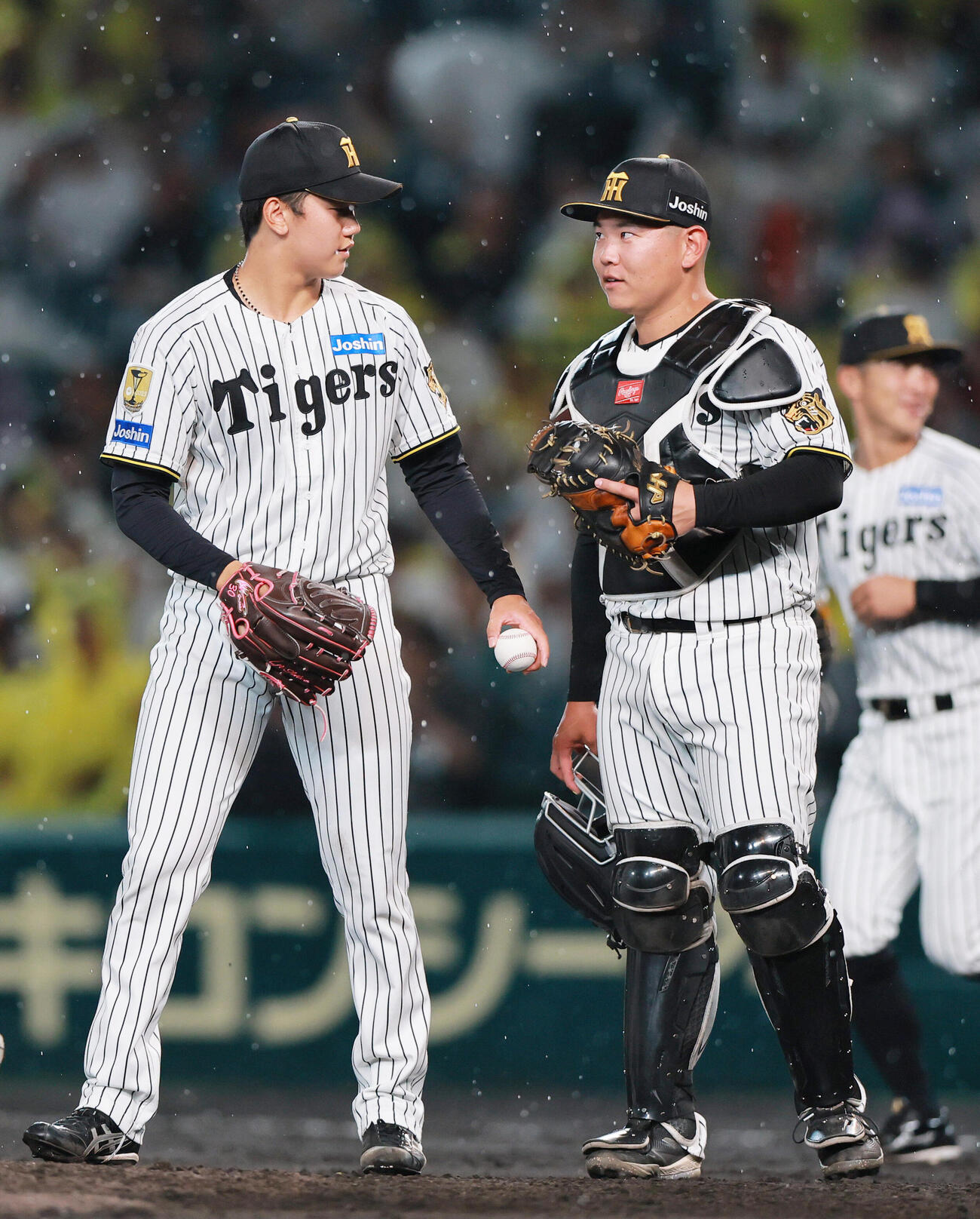 阪神対西武　6回裏に登板する阪神門別啓人（左）とマウンドで話す捕手嶋村麟士朗（撮影・上山淳一）