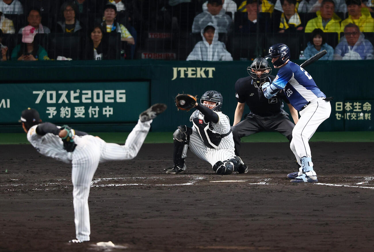 阪神対西武　8回表西武1死、打者タイラー・ネビンのとき工藤泰成は球速161キロを記録（撮影・加藤哉）