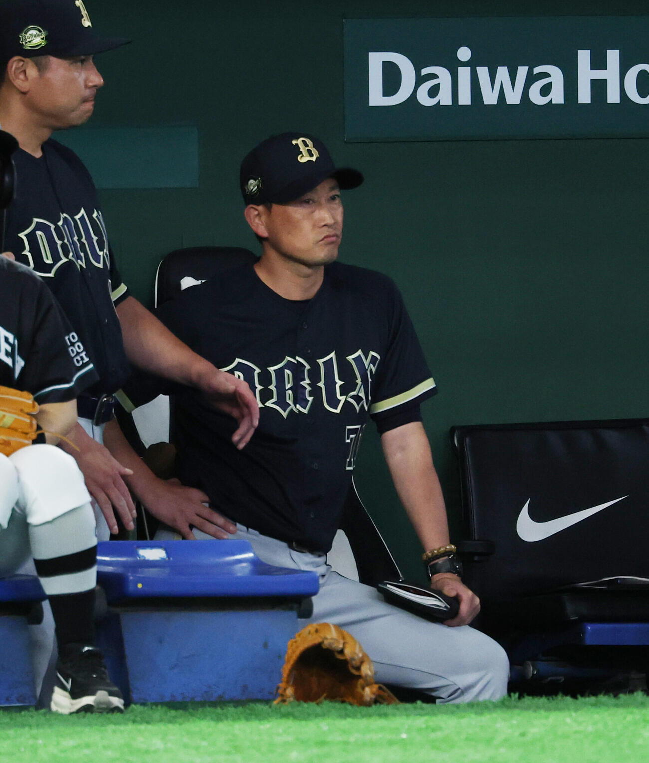 巨人対オリックス　戦況を見守る岸田護監督（撮影・増田悦実）