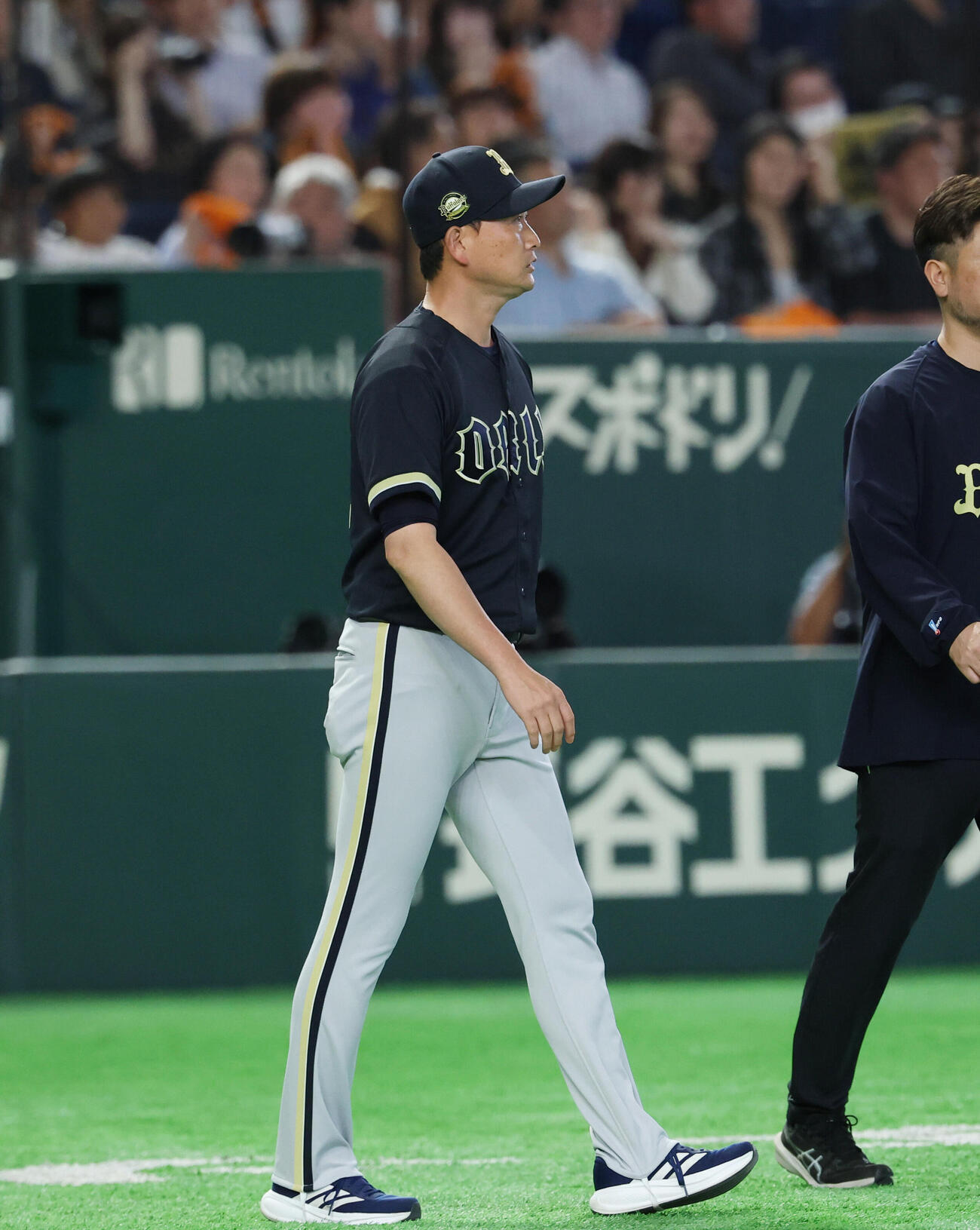 巨人対オリックス　8回裏巨人1死二塁、交代を告げにマウンドに向かう岸田護監督（撮影・増田悦実）