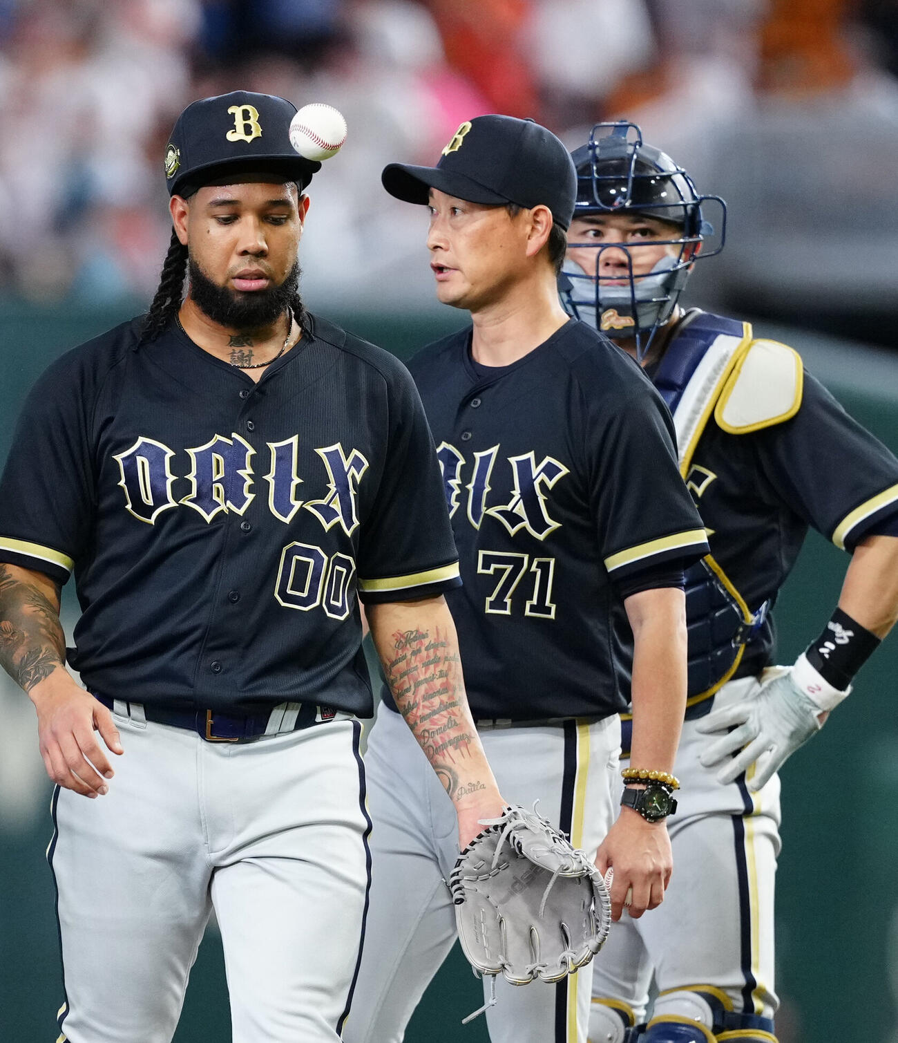 巨人対オリックス　8回裏途中で降板するオリックス先発のアンダーソン・エスピノーザ（左）。中央は岸田護監督（撮影・江口和貴）