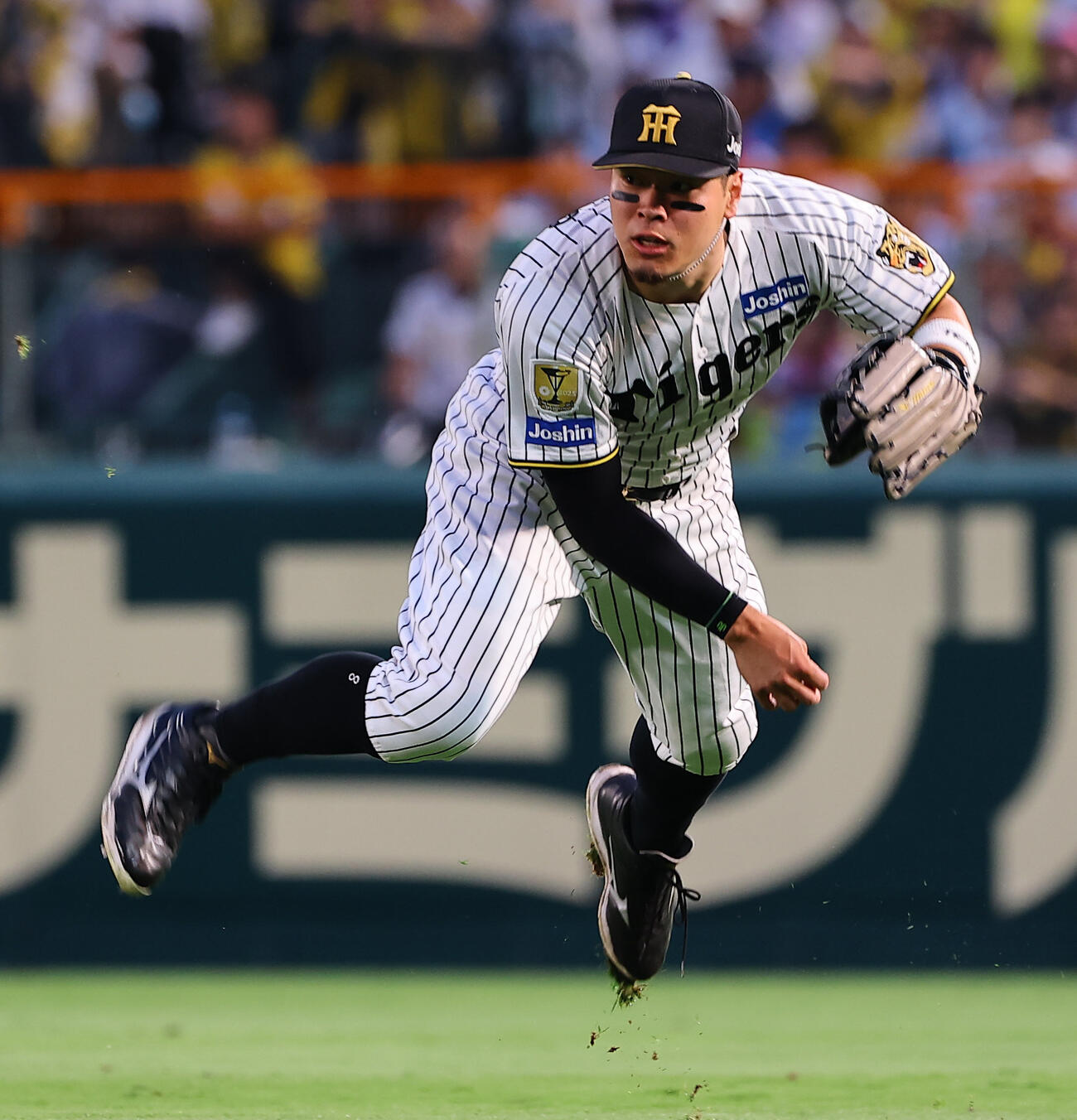 阪神対西武　4回表西武1死二、三塁、佐藤輝明は西川愛也の打球を本塁へ悪送球する（撮影・上田博志）