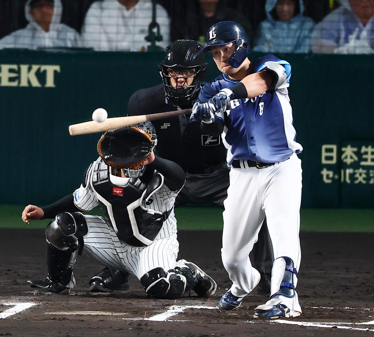 阪神対西武　6回表西武1死一塁、渡部聖弥は左越え適時二塁打を放つ（撮影・加藤哉）