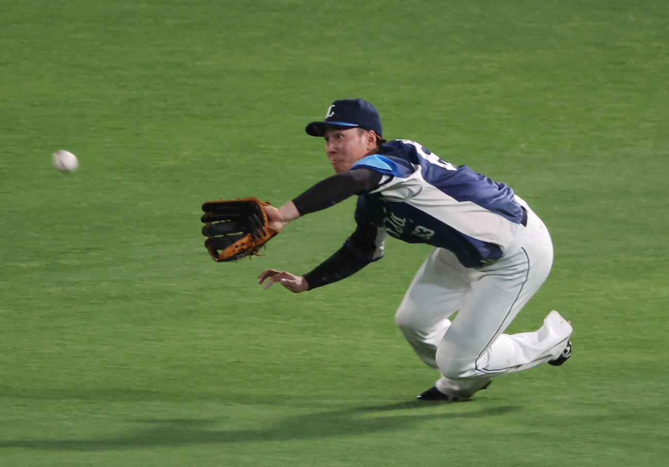 阪神対西武　9回裏阪神無死一塁、右翼手長谷川信哉は森下の打球を好捕（撮影・西尾就之）