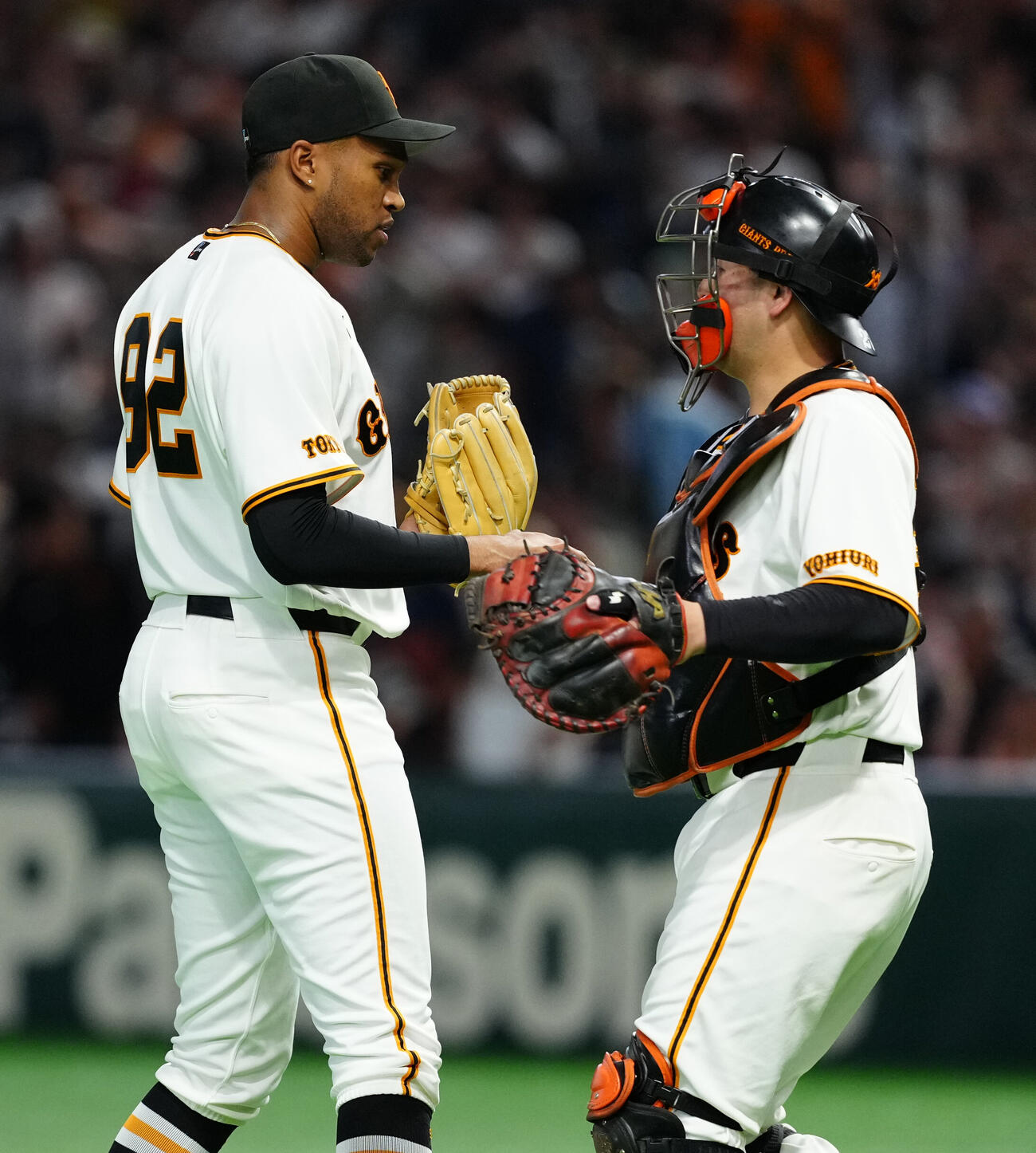 巨人対オリックス　最後を締め巨人捕手岸田行倫（右）と握手を交わす3番手のライデル・マルティネス（撮影・江口和貴）