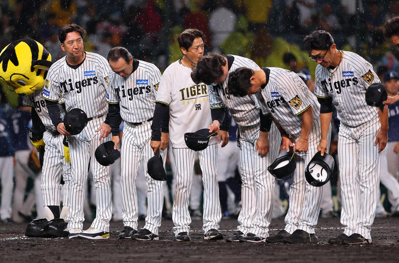 阪神対西武　西武に連敗した藤川球児監督（左から2人目）はファンにあいさつをする（撮影・上田博志）